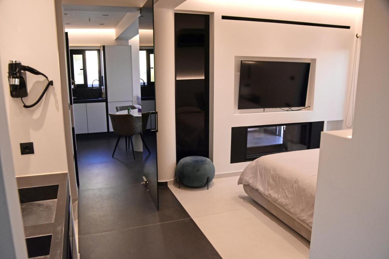 White And Black Aegina Экстерьер фото