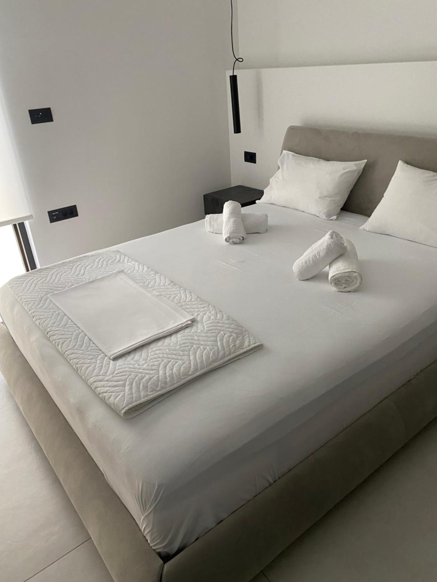 White And Black Aegina Экстерьер фото